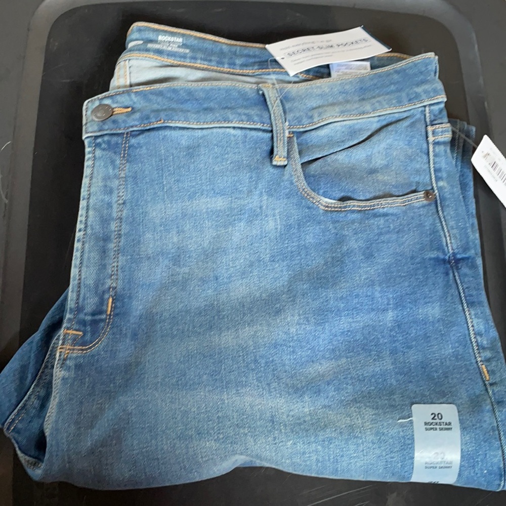 N.W.TWomen’s Old Navy Rockstar Super Skinny Jeans